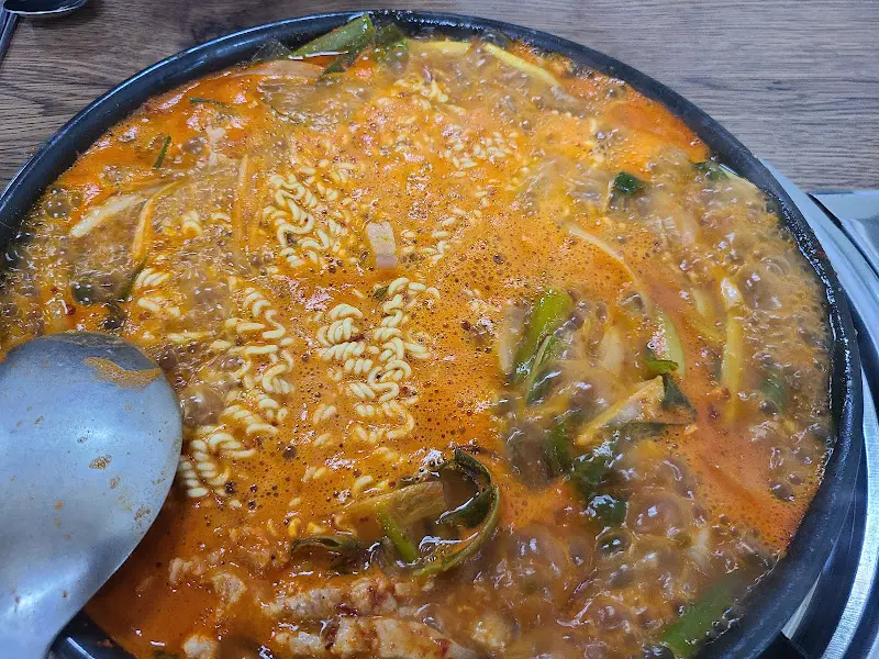 라면 사리가 추가된 돼지짜글이