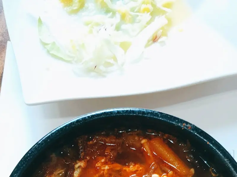 싱싱한 샐러드와 육개장