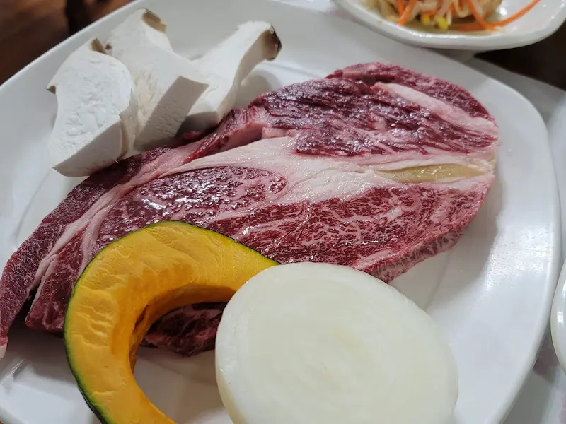 두툼한 등심과 신선한 채소