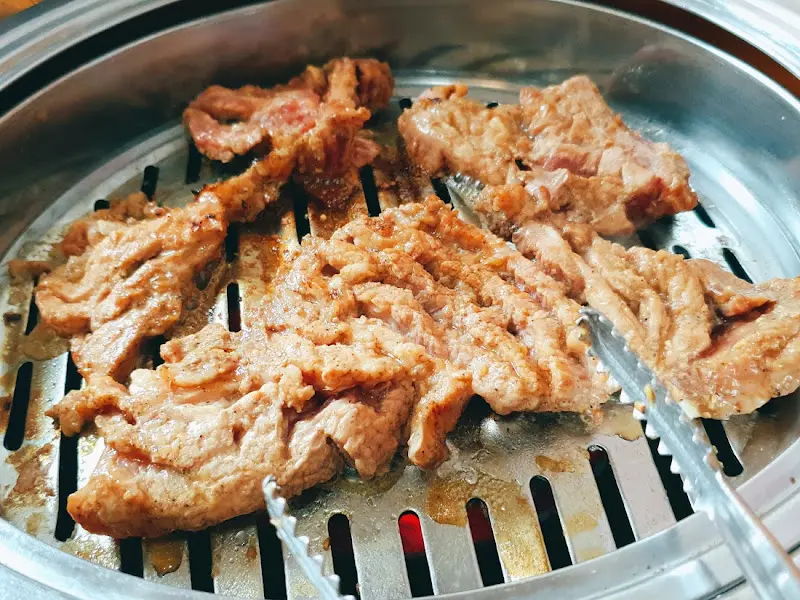 숯불 위에서 맛있게 익어가는 돼지갈비