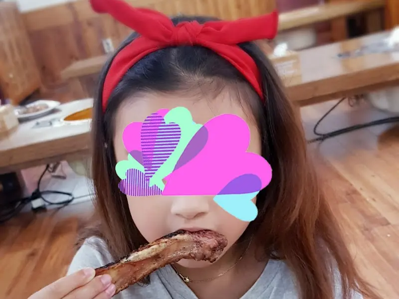 돼지갈비를 먹고 있는 아이