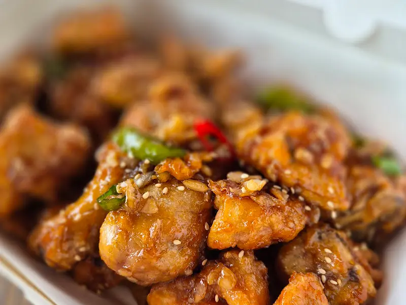 윤기 자르르 흐르는 마늘치킨