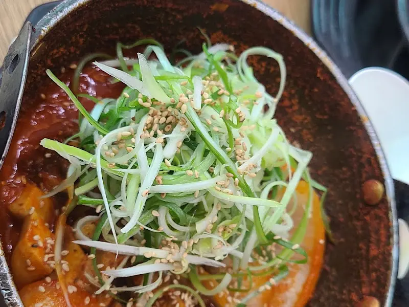 수육 위에 올려진 파채