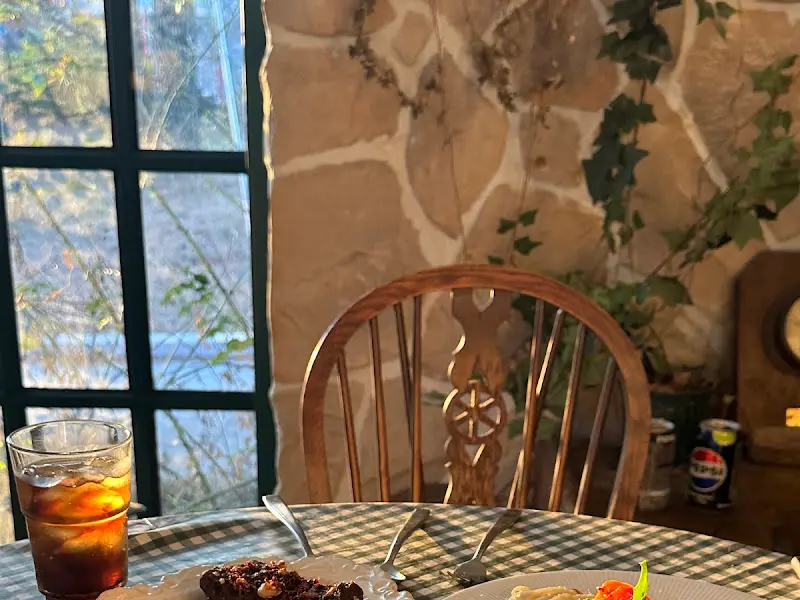 유럽풍 인테리어와 햇살이 어우러진 때깔로무역 내부