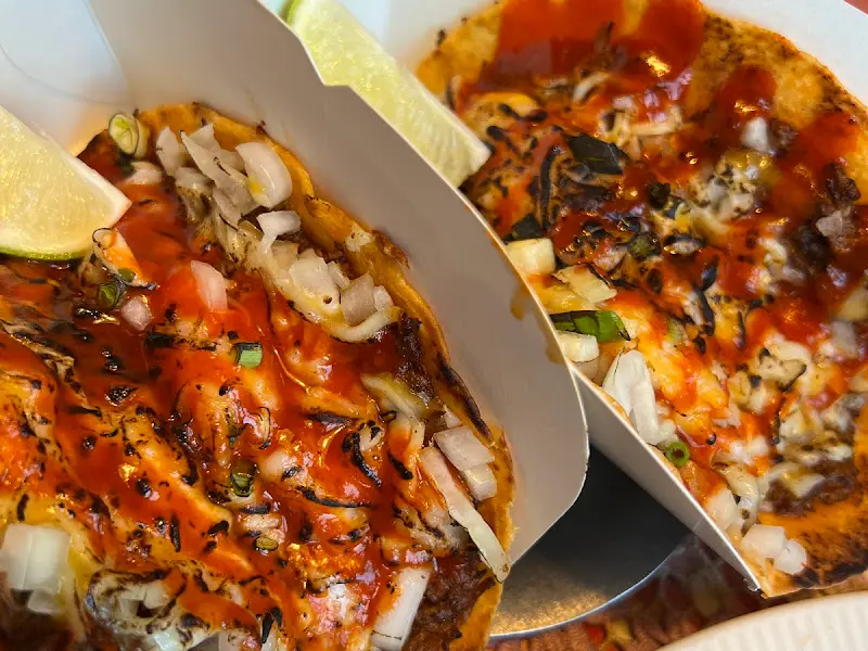 매콤달콤한 소스가 듬뿍 뿌려진 타코