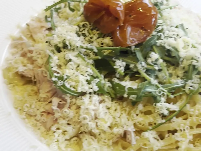 루꼴라와 치즈가 듬뿍 올려진 잠봉 오일 파스타