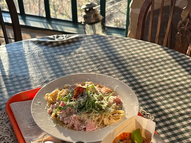 따뜻한 햇살 아래 맛있는 음식을 즐기는 여유