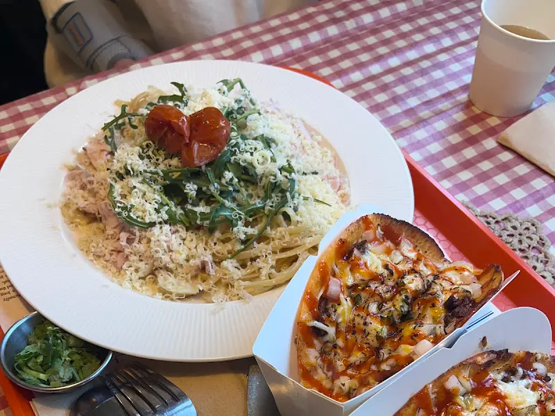 맛있는 음식과 함께 즐거운 시간을 보내는 사람들