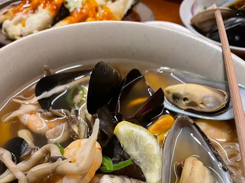 해산물이 가득한 마라 쌀국수