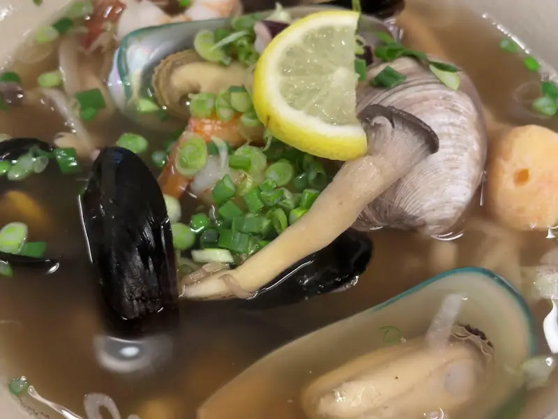 해산물이 푸짐하게 들어간 쌀국수