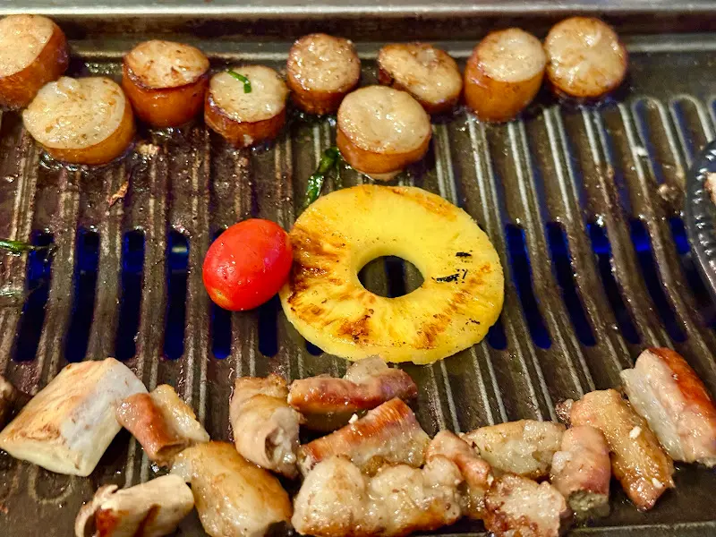 불판 위에서 노릇노릇 구워지는 곱창