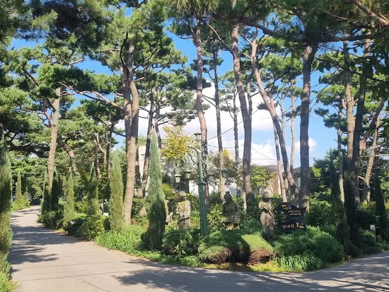 카페로 향하는 길