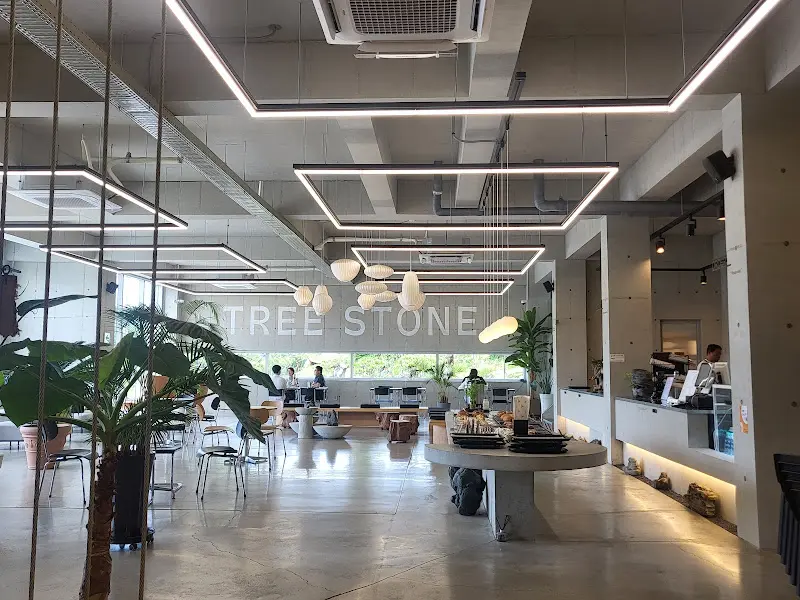 카페 내부의 테이블과 의자를 담은 사진. 넓고 쾌적한 공간이 인상적이다.