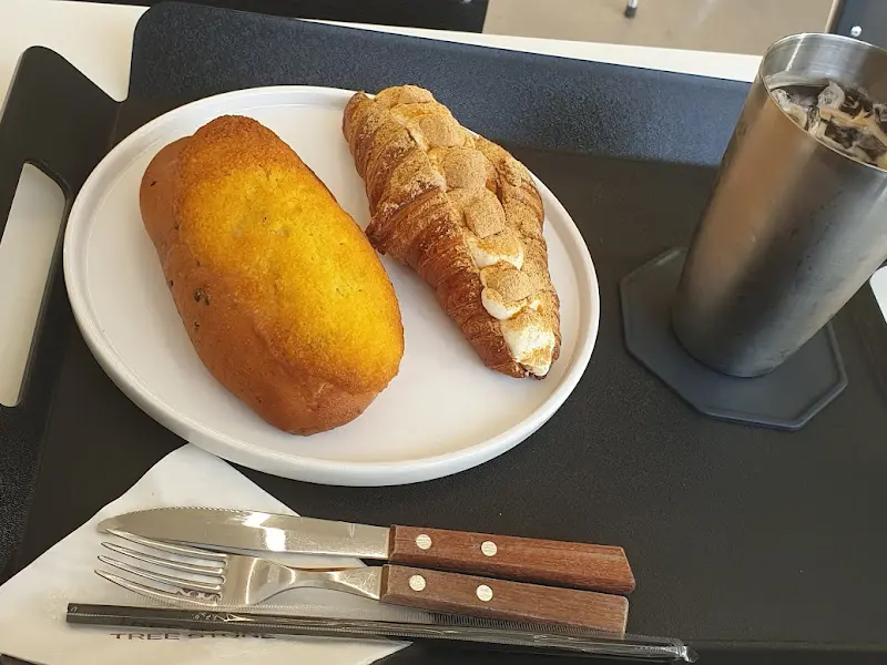 빵과 커피를 담은 사진. 맛있는 빵과 향긋한 커피가 조화롭게 어우러져 있다.