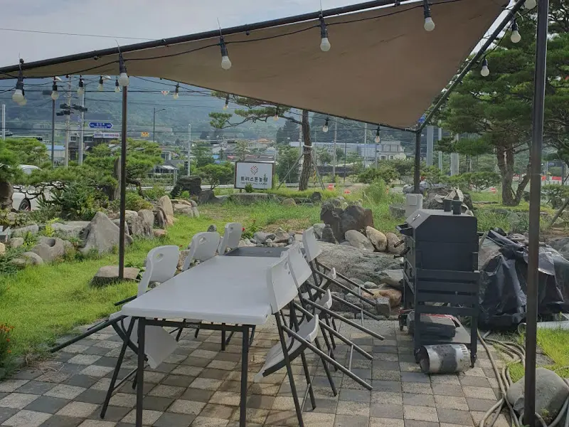 야외 테이블과 의자를 담은 사진. 넓은 정원에서 여유로운 시간을 보낼 수 있다.