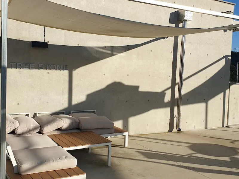 카페 내부의 테이블과 의자를 담은 사진. 편안한 분위기에서 커피와 빵을 즐길 수 있다.