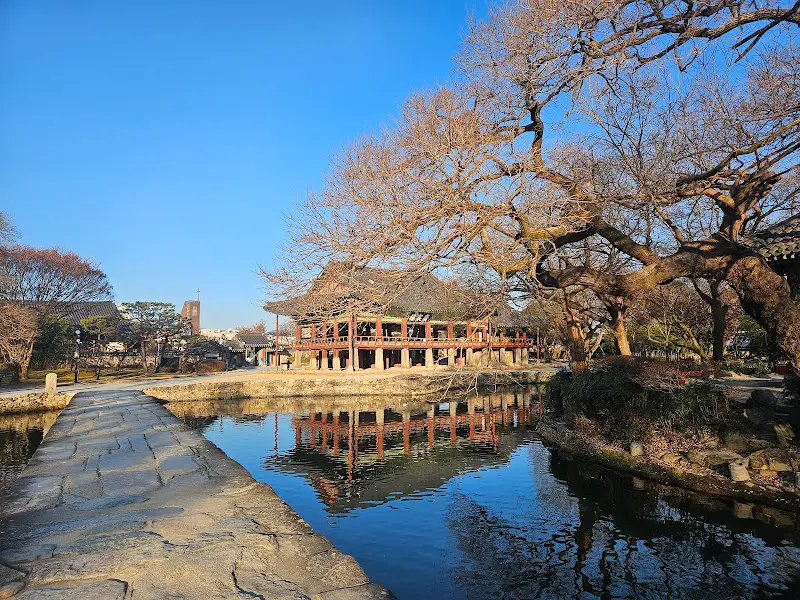 푸른 하늘 아래 아름다운 전주한벽문화관의 전경