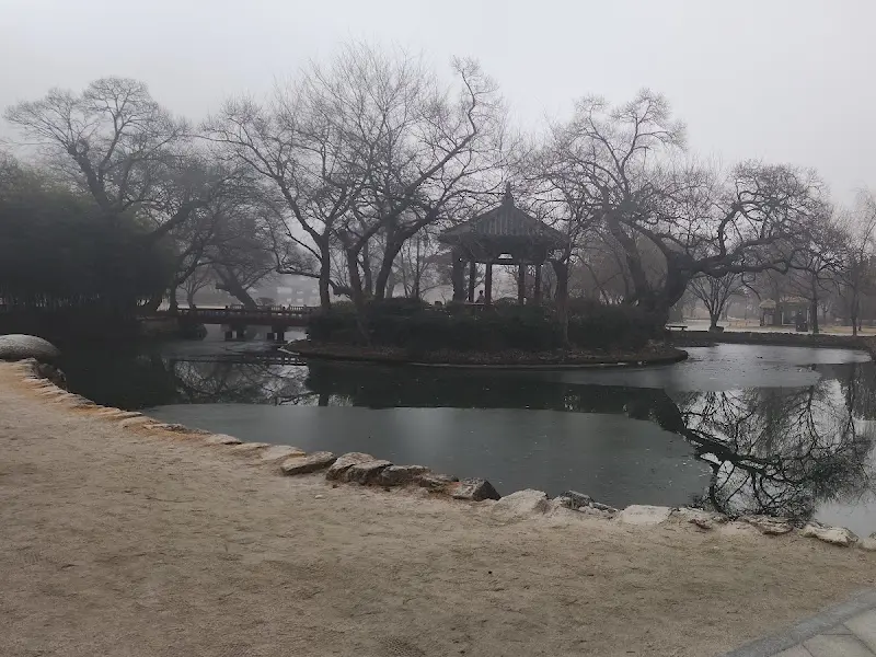 안개가 자욱한 날의 전주한벽문화관