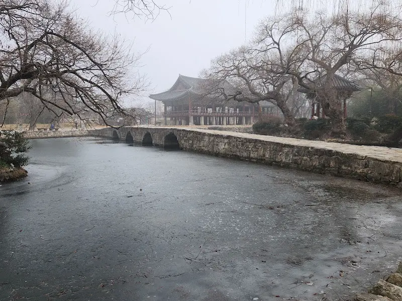 겨울 풍경 속 전주한벽문화관의 모습
