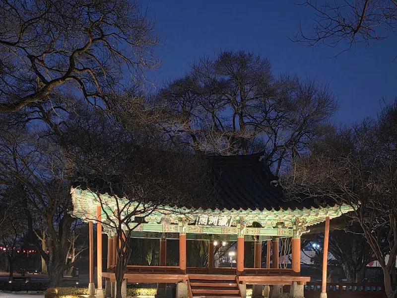 밤에 은은하게 빛나는 전주한벽문화관의 정자
