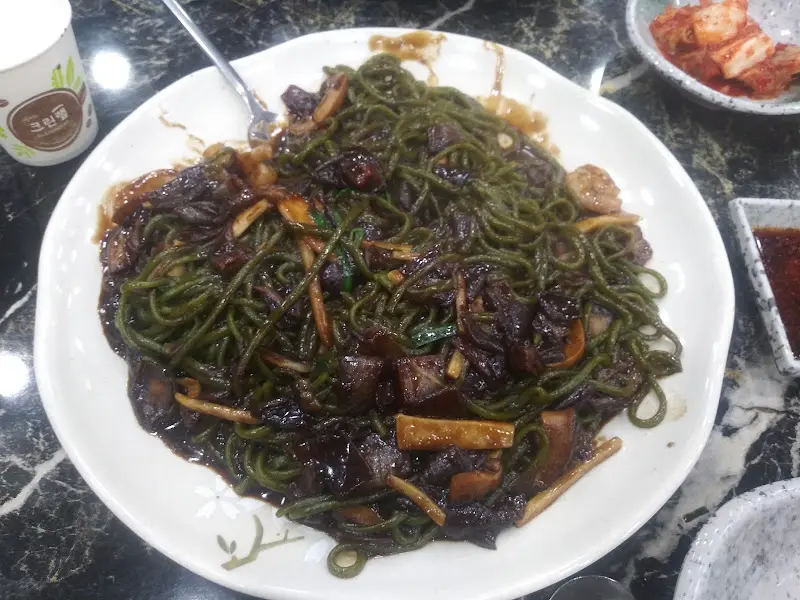 녹색 면이 인상적인 짜장면
