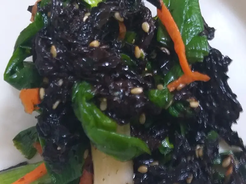 윤기가 흐르는 해초 무침