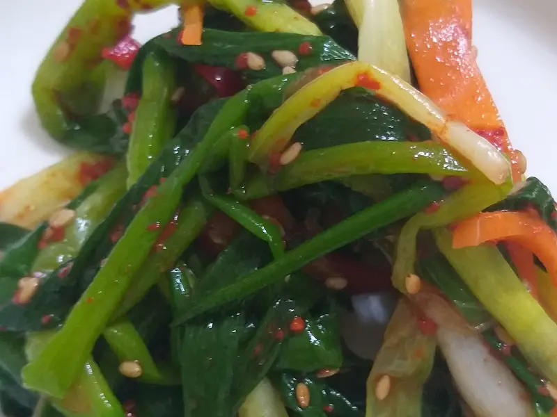 참깨가 뿌려진 신선한 나물