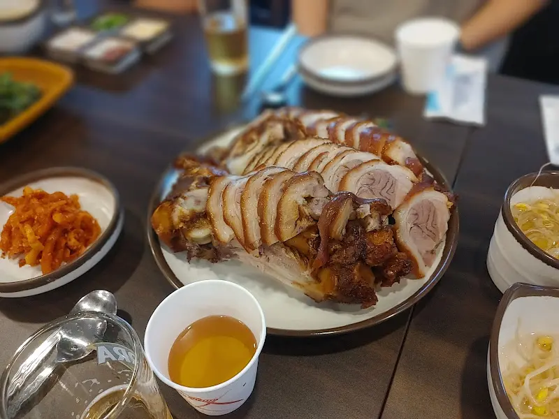 윤기가 흐르는 족발과 푸짐한 밑반찬