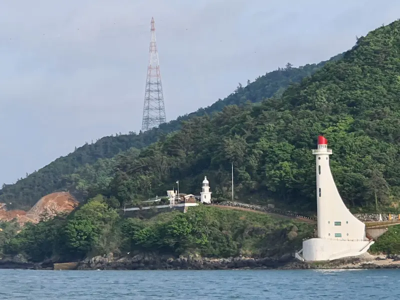 푸른 바다와 등대