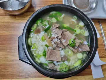 장날 기다림 끝에 맛보는 홍성 흥흥집, 맑은 소머리국밥의 깊은 감동! 충청도 맛집