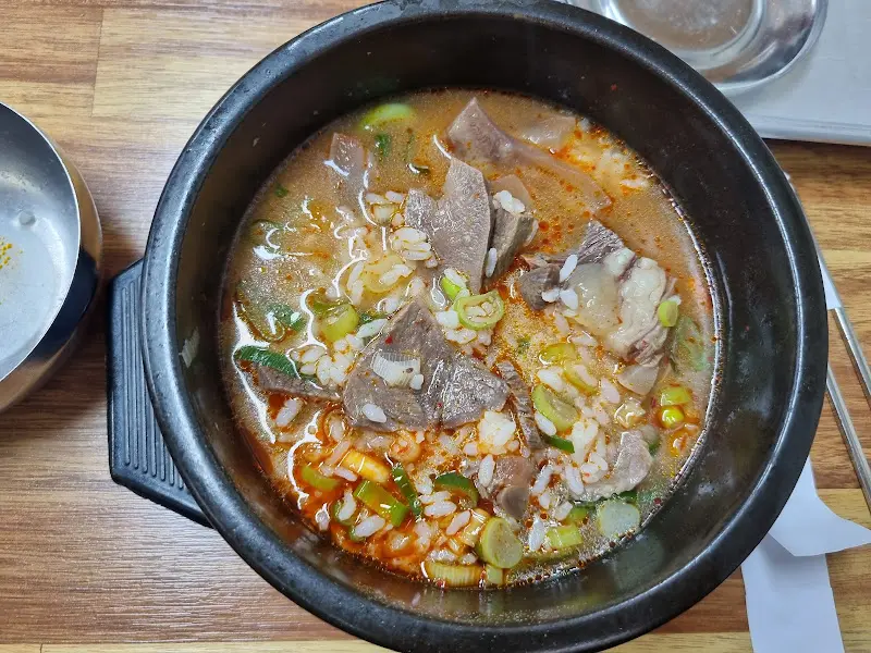 다진 양념을 넣은 소머리국밥