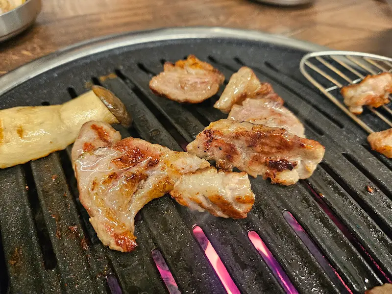 노릇노릇하게 구워진 꼼장어