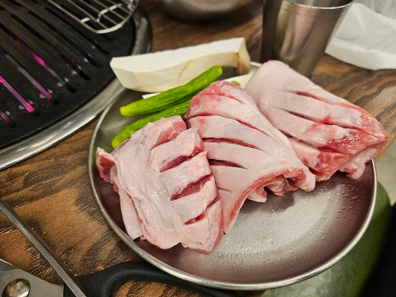 접시에 담겨 나온 꼼장어, 팽이버섯, 꽈리고추