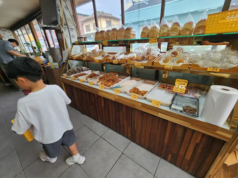 빵을 고르는 손님