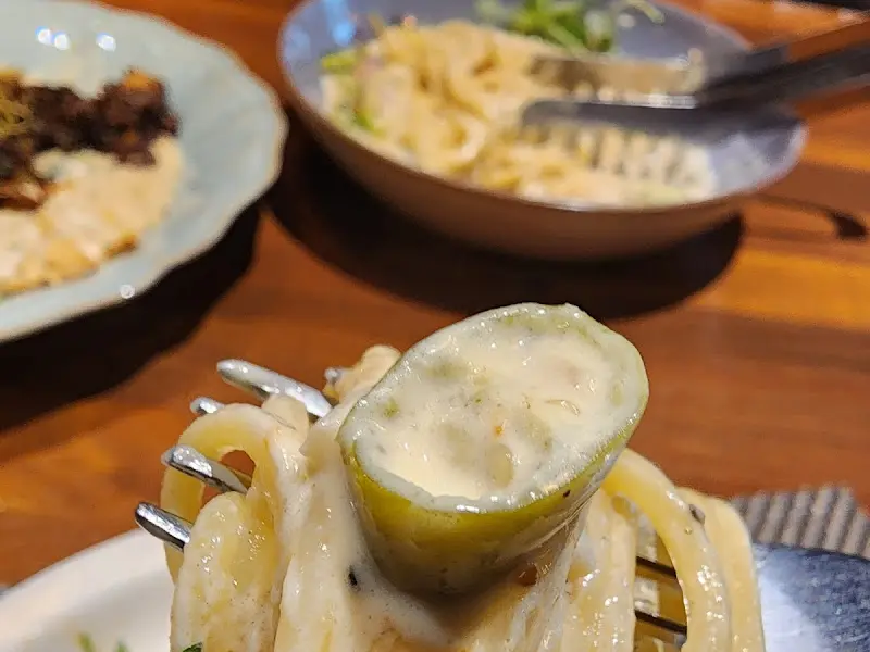 포크에 감긴 파스타 면