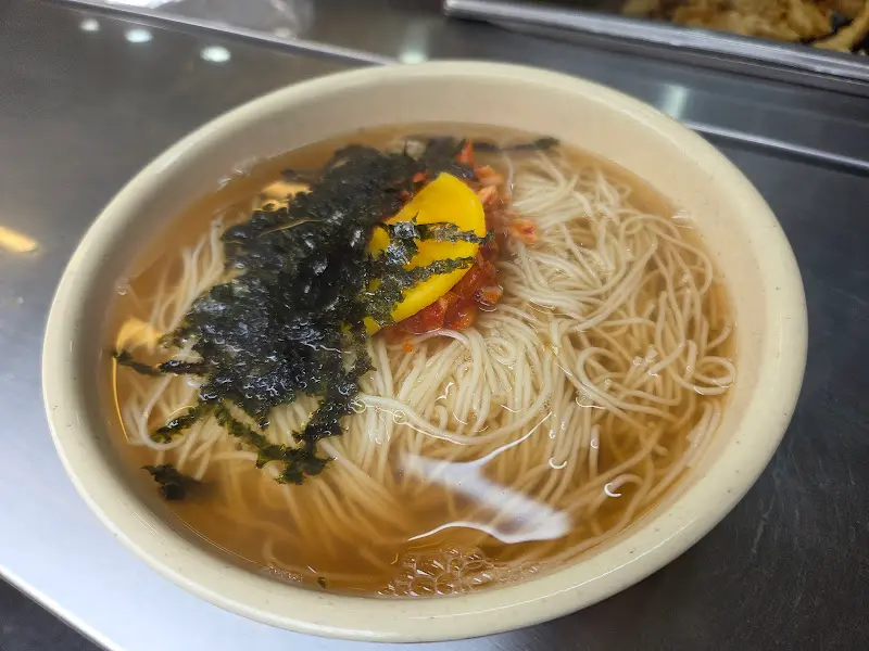 푸짐하게 담겨 나온 잔치국수의 모습