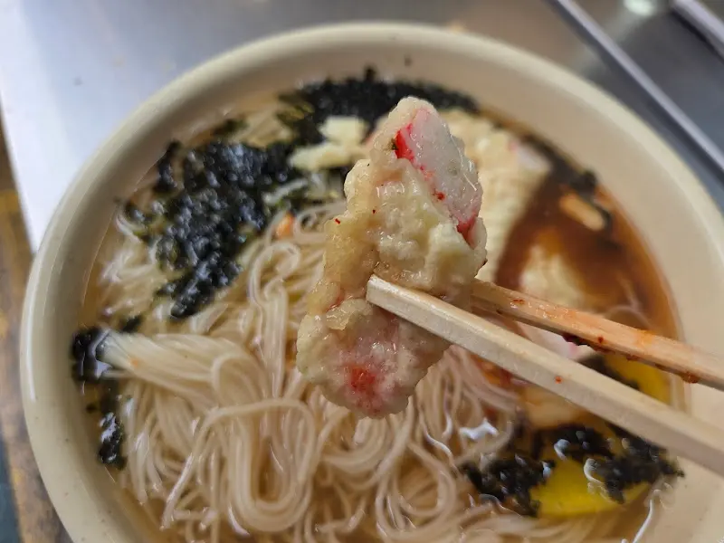 잔치국수에 곁들여 먹는 맛살 튀김의 모습