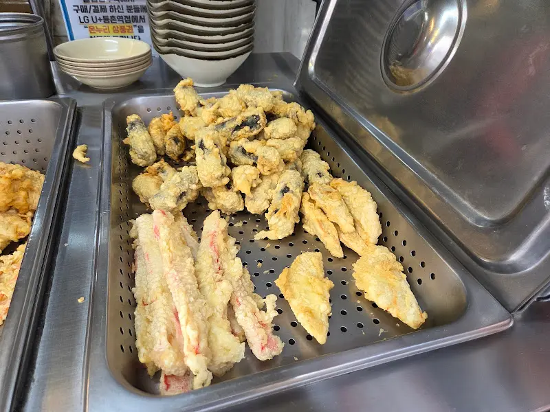 다양한 튀김 종류를 판매하는 매대의 모습