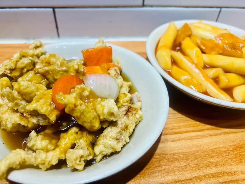 테이블 위에 놓인 탕수육과 떡볶이