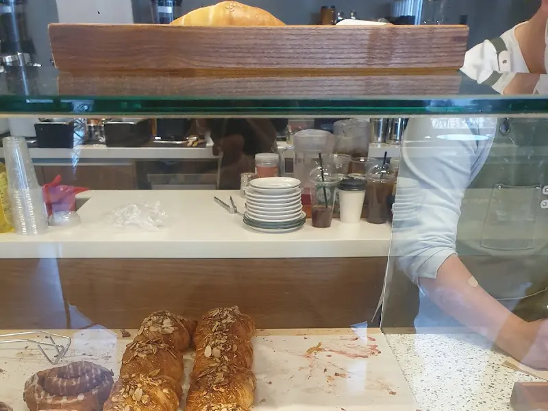 진열대 안에서 손님을 기다리는 다양한 빵들