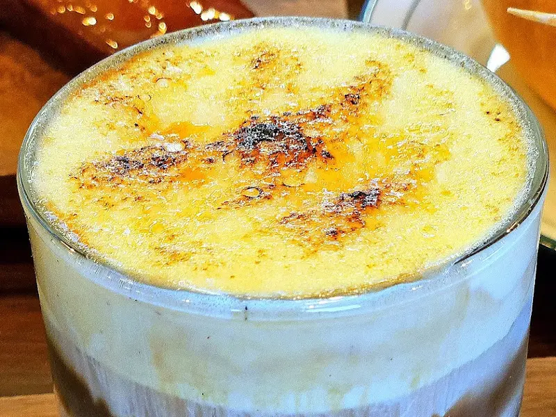 상상라떼 위에 올려진 바닐라 브륄레