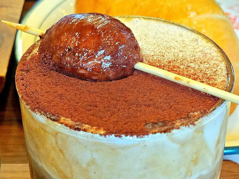 밤 라떼 위에 올려진 밤 맛 앙금