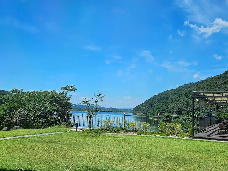 카페 상상의 야외 정원에서 바라본 금평저수지 풍경