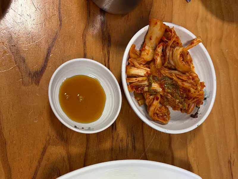 칼국수와 함께 제공되는 김치