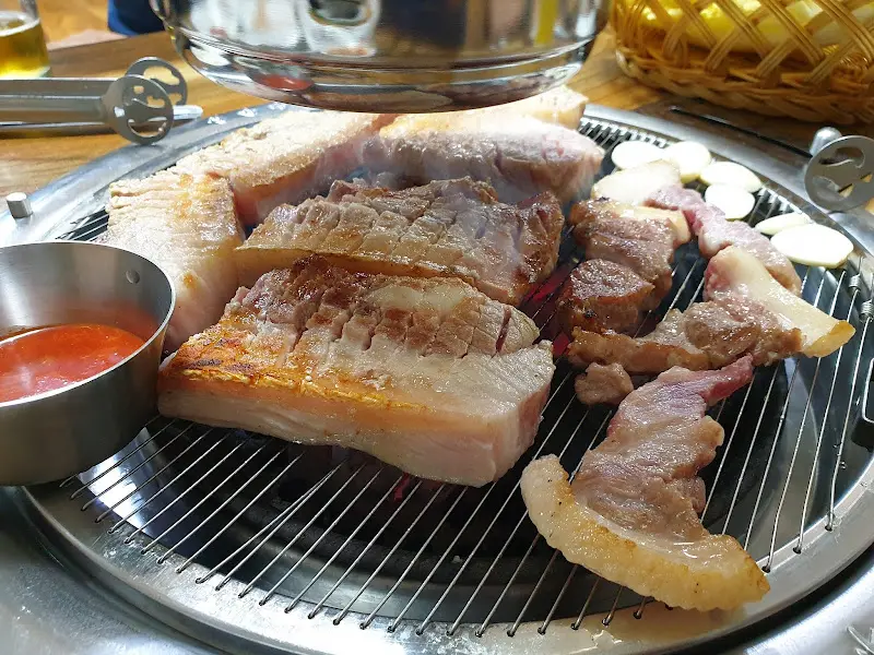 숯불에 구워지는 두툼한 삼겹살