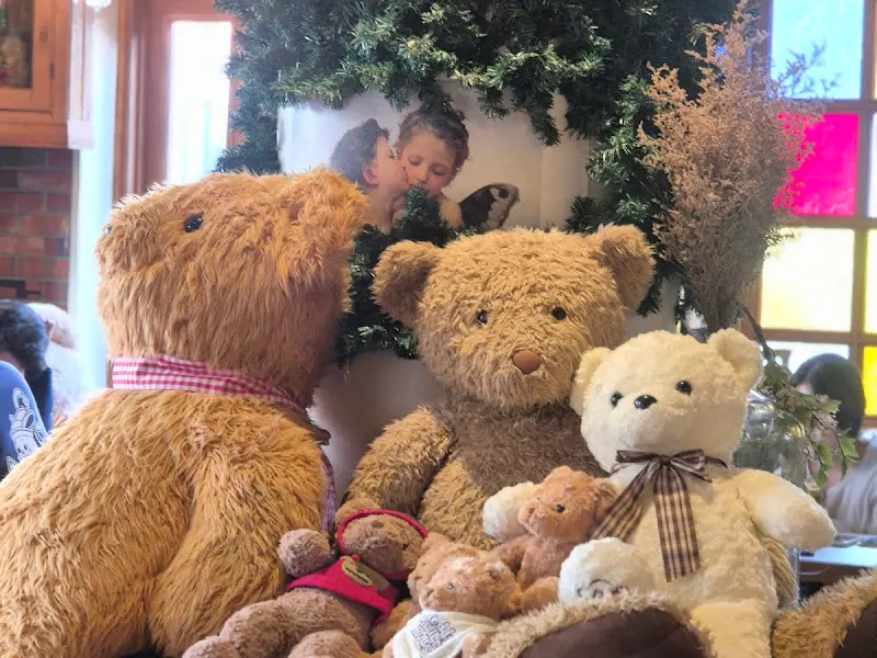 곰인형들로 아기자기하게 꾸며진 내부 인테리어