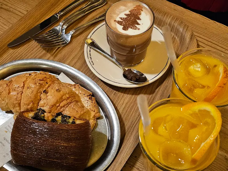 크루아상, 뺑스위스, 피스타치오 크림 라떼