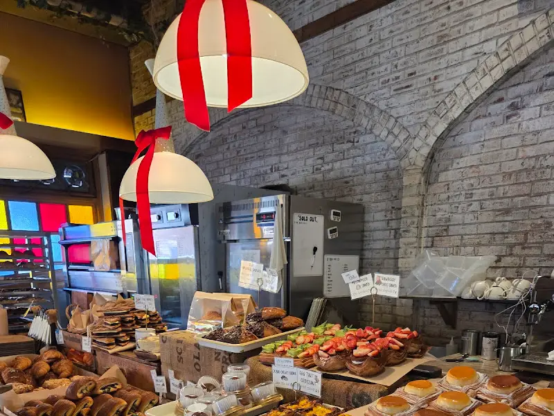 다양한 빵들이 진열되어 있는 쇼케이스