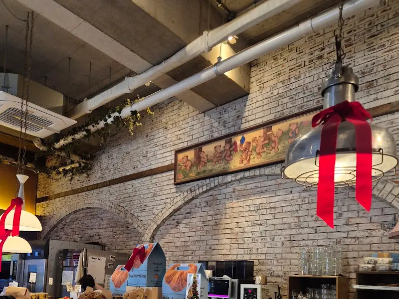 붉은 리본으로 장식된 조명