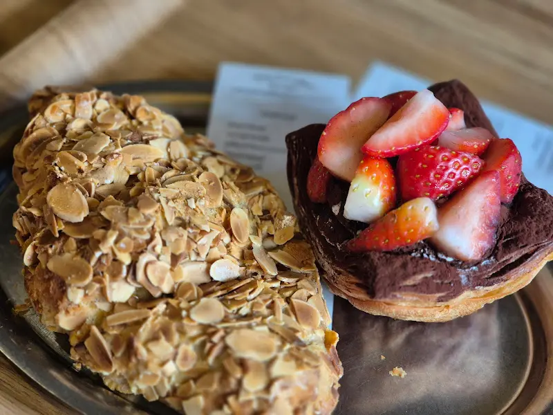 딸기 데니쉬와 아몬드 크루아상